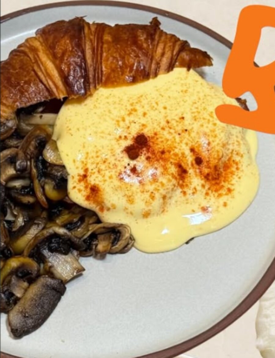 Croissant, œuf bénédicte et champignons