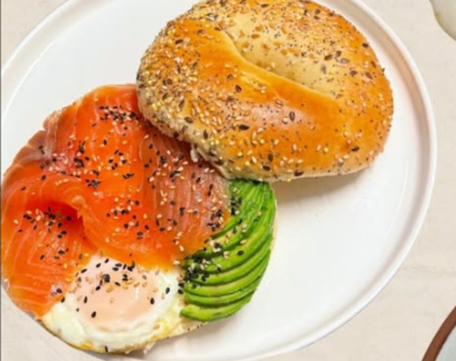 Bagel saumon, avocat et œuf