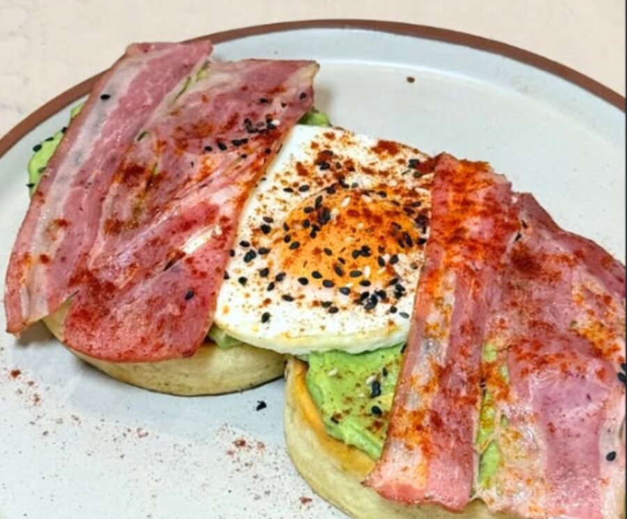 Toast avocat, bacon et œuf poché